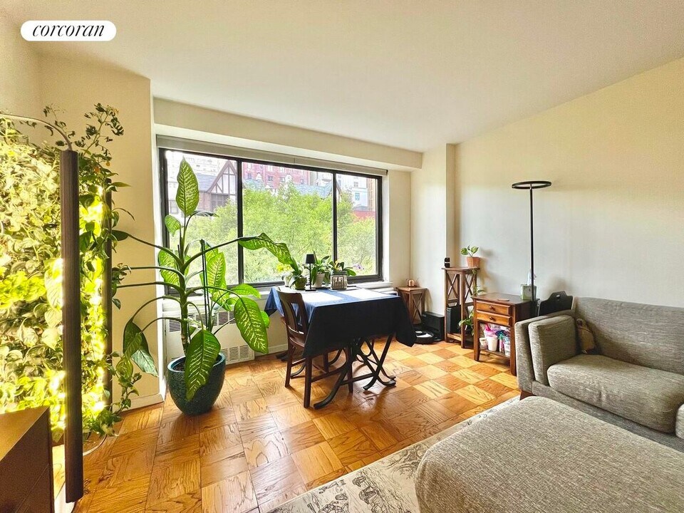 372 Central Prk W in New York, NY - Building Photo