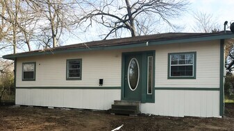 1160 Van Zandt St in Paris, TX - Building Photo