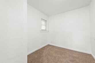 2207 E 24th Ter, Unit B in Kansas City, MO - Foto de edificio - Building Photo