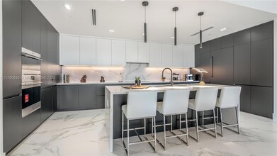 160 Isle of Venice Dr, Unit 402 in Fort Lauderdale, FL - Foto de edificio - Building Photo