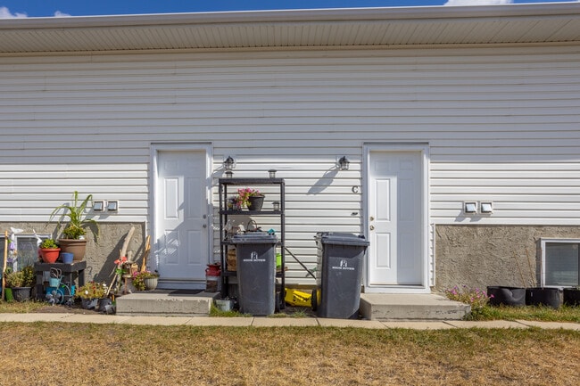 1805B 5 Av SE in High River, AB - Building Photo - Building Photo