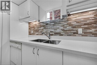 17 Victor Blvd in Hamilton, ON - Building Photo - Building Photo