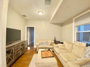 100 Boston St, Unit 3 in Boston, MA - Foto de edificio - Building Photo