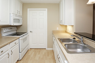 Heritage Park Apartments in Chanhassen, MN - Building Photo - Interior Photo