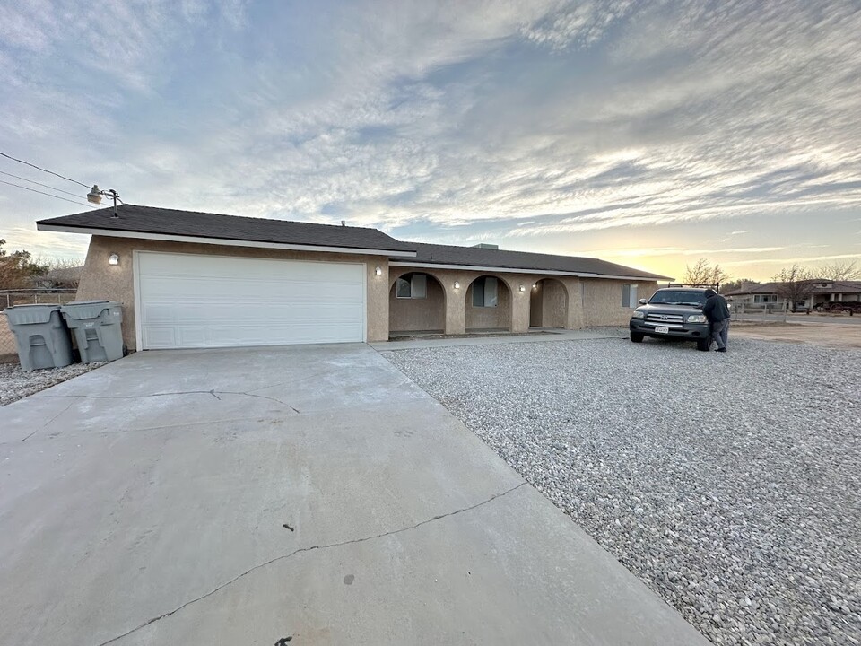 17371 Donert St in Hesperia, CA - Building Photo