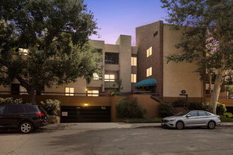 424 Oak St, Unit 228 in Glendale, CA - Building Photo - Building Photo