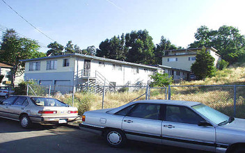 7884 Ney Ave in Oakland, CA - Foto de edificio - Building Photo