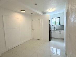 2369 SW 17th Ter, Unit 4 in Miami, FL - Building Photo - Building Photo