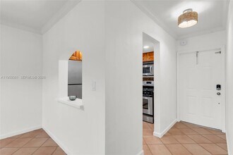 6707 N Kendall Dr in Miami, FL - Building Photo - Building Photo