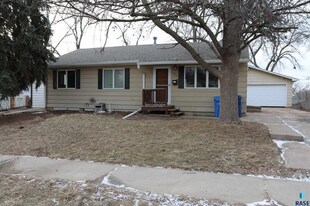 925 S Harrington Ave in Sioux Falls, SD - Building Photo