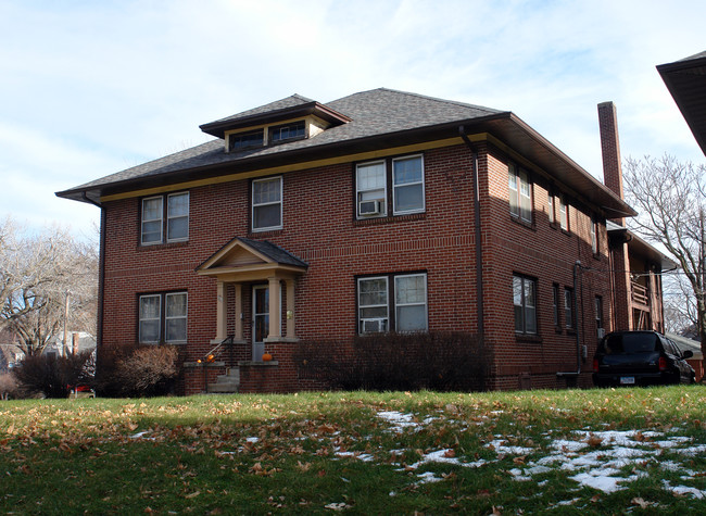 1137 44th Pl in Des Moines, IA - Foto de edificio - Building Photo