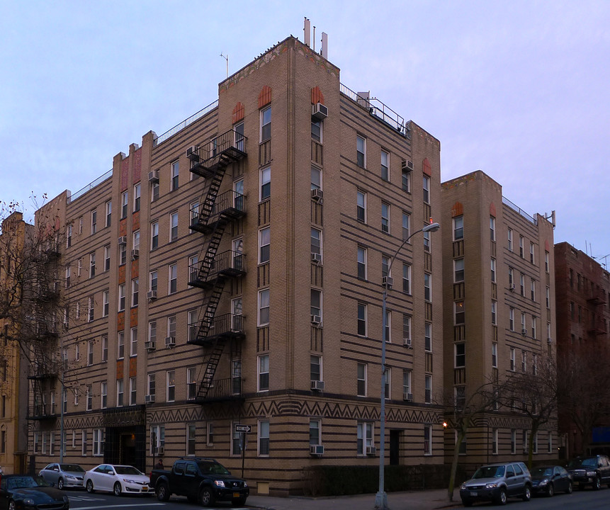 711 Brightwater Ct in Brooklyn, NY - Foto de edificio