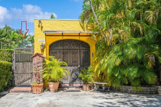1222 Salzedo St in Coral Gables, FL - Building Photo - Building Photo