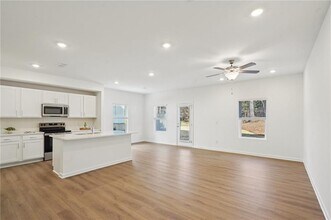 5321 Frontier Ct in Flowery Branch, GA - Foto de edificio - Building Photo