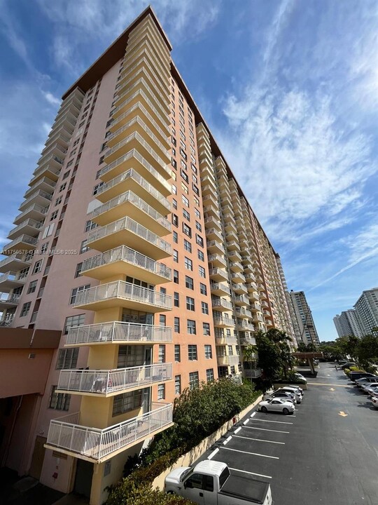 251 174th St, Unit 1716 in Sunny Isles Beach, FL - Foto de edificio