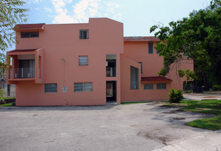 401 NE 121st St in North Miami, FL - Building Photo - Building Photo