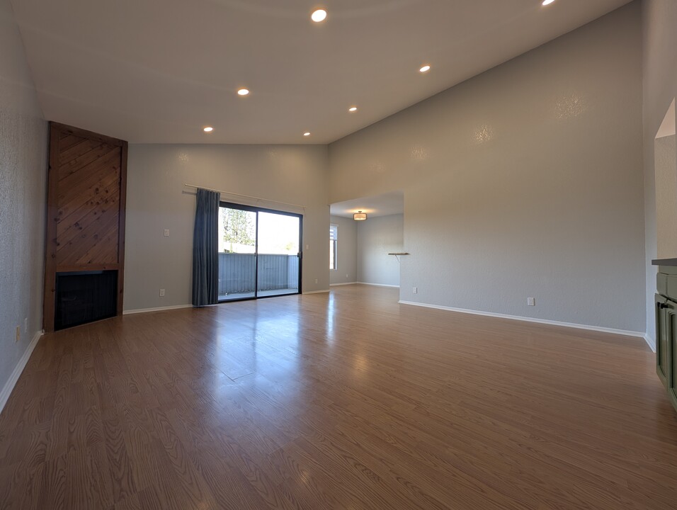 5530 Thornburn St, Unit 204 in Westchester, CA - Building Photo