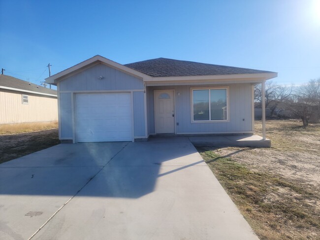 property at 1516 E 6th St