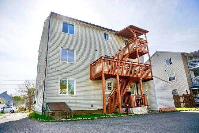 5 Duck St-Unit -#3 in Danbury, CT - Building Photo - Building Photo