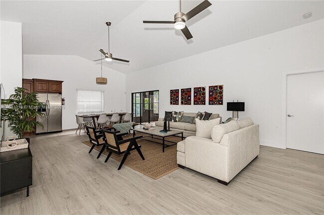 216 SE 9th St in Dania Beach, FL - Building Photo - Building Photo