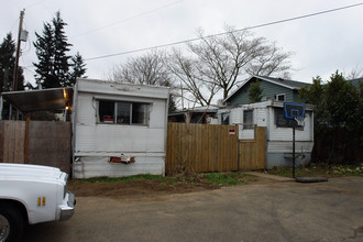 Oak Leaf Mobile Home Park in Portland, OR - Building Photo - Building Photo