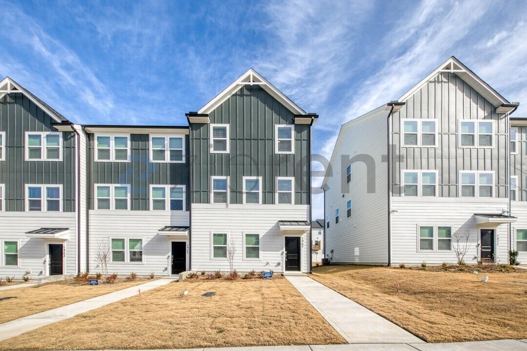 1467 Hasse Ave in Apex, NC - Foto de edificio