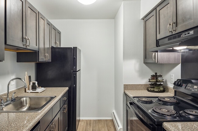 Fox Pointe Apartments in Pontiac, MI - Foto de edificio - Building Photo