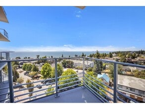 1342 Johnston Rd in White Rock, BC - Building Photo - Building Photo