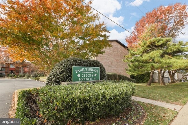 214 Locust St SE in Vienna, VA - Foto de edificio - Building Photo