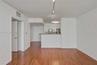1155 Brickell Bay Dr, Unit 1107 in Miami, FL - Foto de edificio - Building Photo