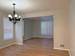 1155 Clover Hill Ln in Elgin, IL - Building Photo - Building Photo