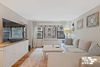 55 E 9th St in New York, NY - Building Photo - Building Photo
