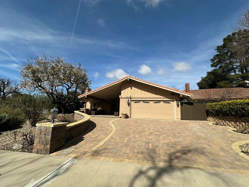 2909 Salmon River Cir in Westlake Village, CA - Building Photo