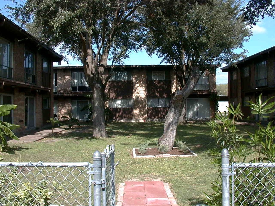 Seville Apartments in Kingsville, TX - Foto de edificio