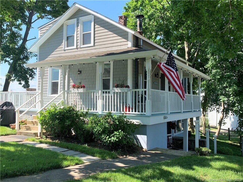 28 Indian Point Rd-Unit -B in Branford, CT - Building Photo