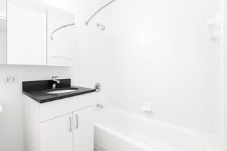 504 W 55th St in New York, NY - Building Photo - Building Photo