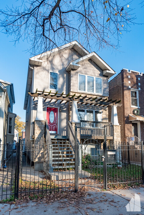 2435 N Lotus Ave in Chicago, IL - Foto de edificio