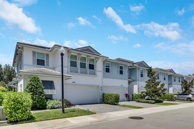 4833 Pointe Midtown Rd in Palm Beach Gardens, FL - Building Photo - Building Photo