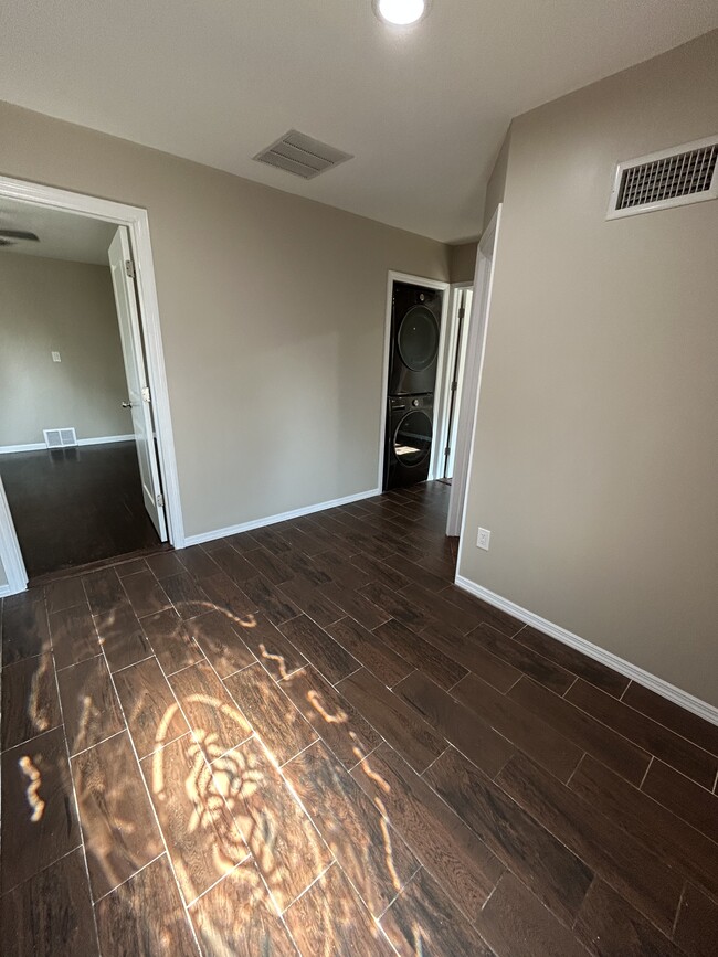 137 Wittberg St, Unit 1 in Brentwood, NY - Building Photo - Building Photo