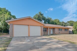 113 Sunnyvale Terrace in Hurst, TX - Building Photo