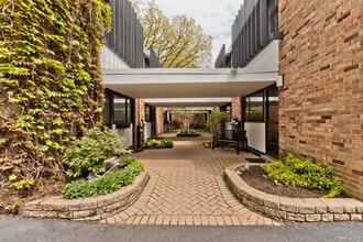 588 W Hawthorne Pl, Unit 2 in Chicago, IL - Building Photo - Building Photo