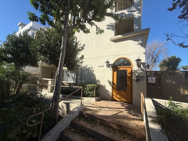 4609 Kester Ave in Los Angeles, CA - Building Photo - Building Photo