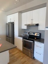 975 Saint-Charles Av in St-Lambert, QC - Building Photo - Building Photo
