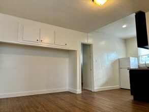 916 N Screenland Dr, Unit A in Burbank, CA - Foto de edificio - Building Photo