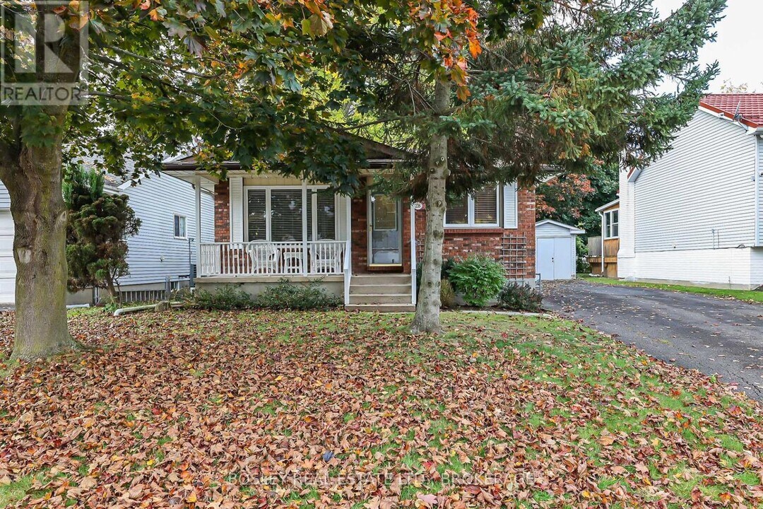 28 Oak Dr in Niagara-On-The-Lake, ON - Building Photo