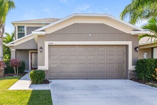 1004 Seminole Sky Dr in Ruskin, FL - Building Photo