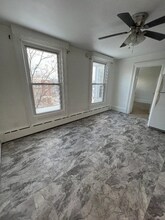 242 Saratoga Ave, Unit Apt 9 in Cohoes, NY - Foto de edificio - Building Photo