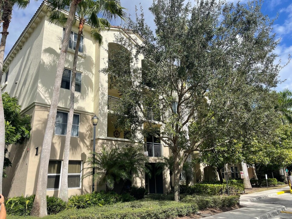 1210 Renaissance Way, Unit 1210 in Boynton Beach, FL - Building Photo