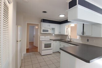 7030 Sharpview Dr in Houston, TX - Building Photo - Building Photo