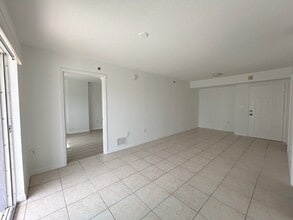 2475 NW 16th St Rd in Miami, FL - Building Photo - Building Photo